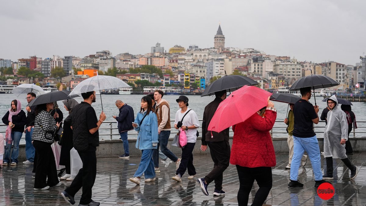 İstanbul'u Sular Bastı: Valilikten Korkutan Uyarı Geldi! Hangi İlçeler Risk Altında?