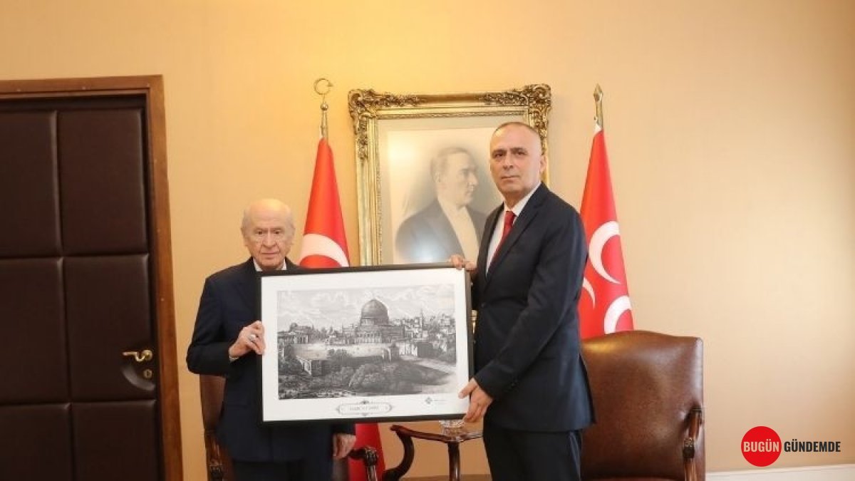 Özel Harekat Başkanı Hayal'den Bahçeli'ye Tarihi Hediye: Şehit Toprağı ve Kudüs Sembolüyle Dikkat Çeken Ziyaret!