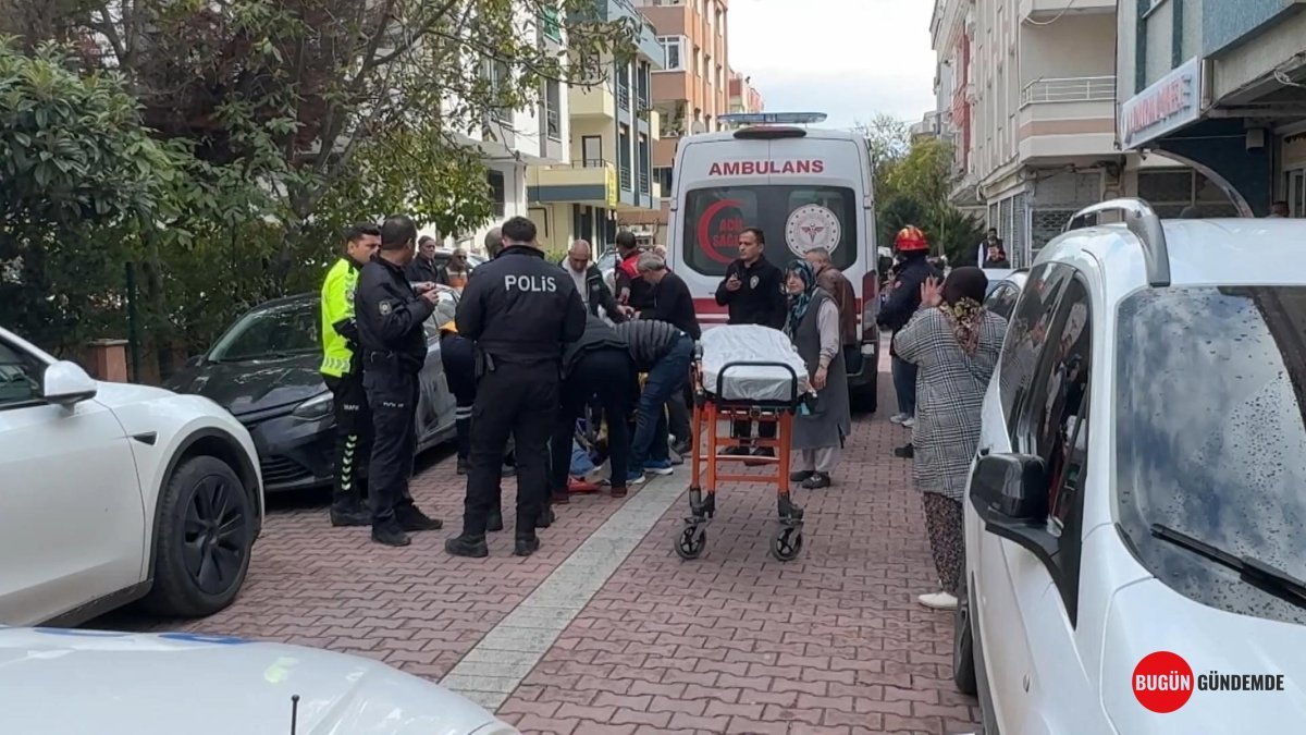 Cenaze Yolu Tartışması Kanlı Bitti! Avcılar'da Sinir Krizi Geçiren Sürücü 3 Kişiyi Ezdi, Polis Peşlerinde!