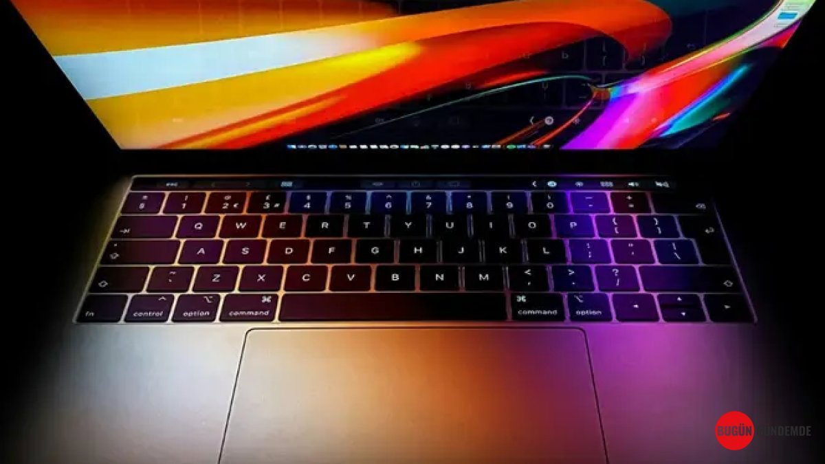 Apple'dan BOMBA Gelişme: MacBook Pro Yeniden Doğuyor! Tarih Şaşırttı, M7 Çipiyle Geliyor