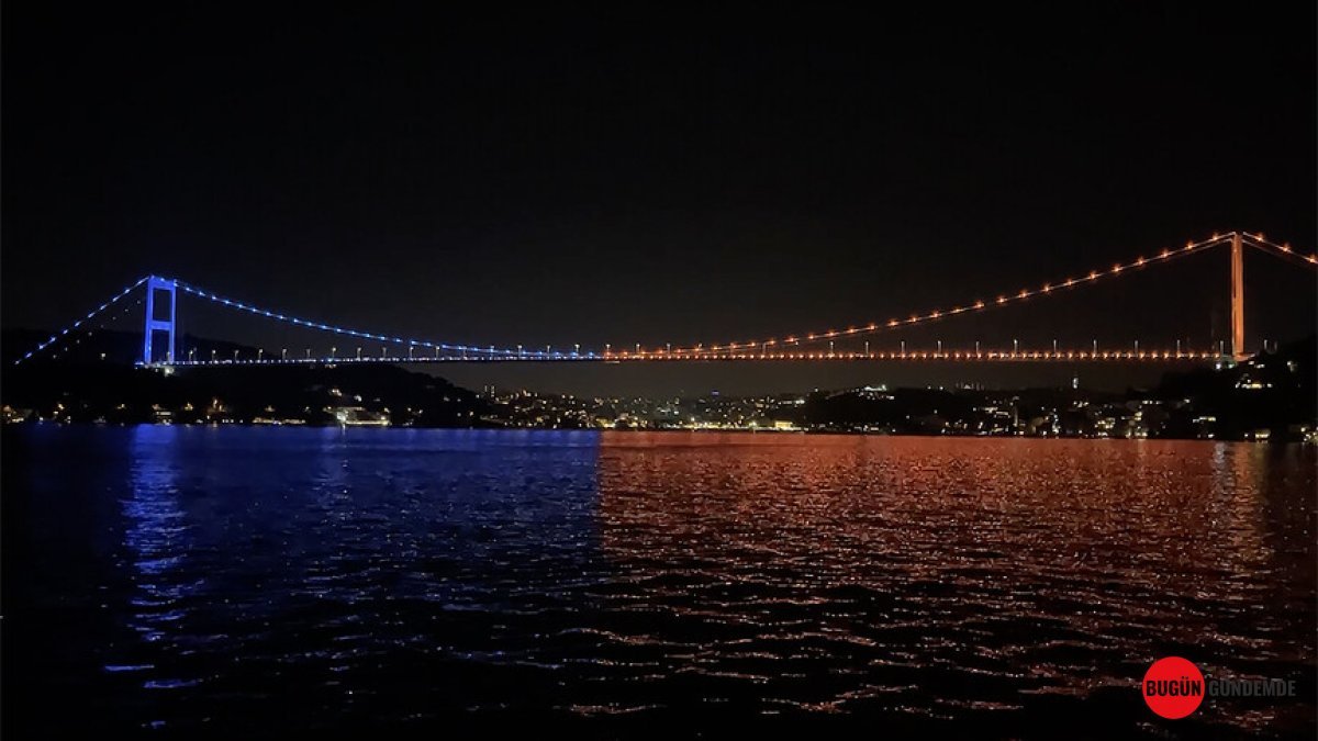 Fatih Sultan Mehmet Köprüsü'nden Omurilik Felçlileri İçin Görenleri Büyüleyen Işık Şovu: Neden Turuncu ve Mavi Yandı?