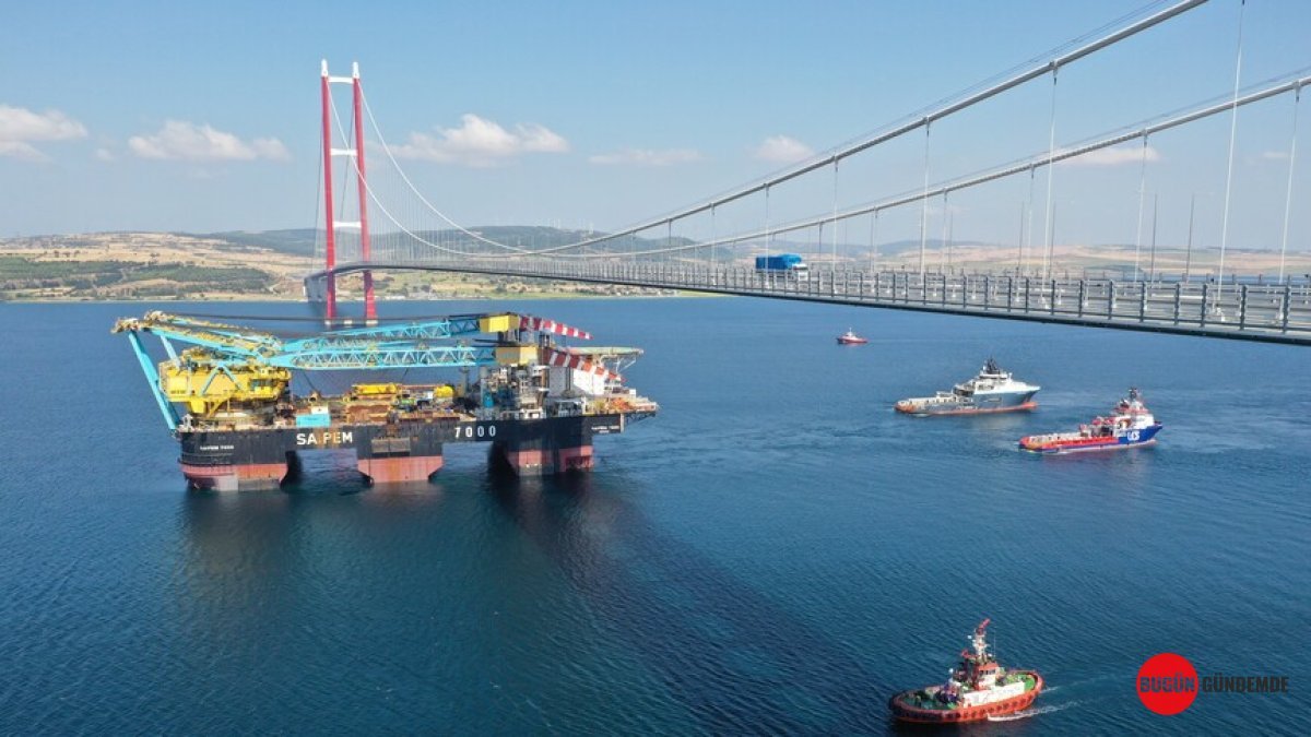 Çanakkale Boğazı Tarihi Bir Ana Tanıklık Etti: Dev Vinç Gemisi 'Saipem 7000' Nefes Kesti!