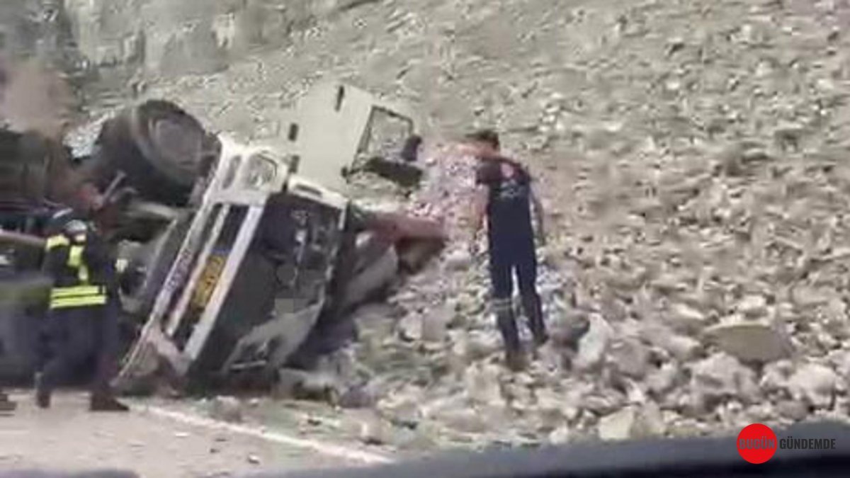 Freni Boşalan TIR'dan Atlayan Sürücü Can Verdi, Karşı Şeritteki Araç Takla Attı: 2 Yaralı