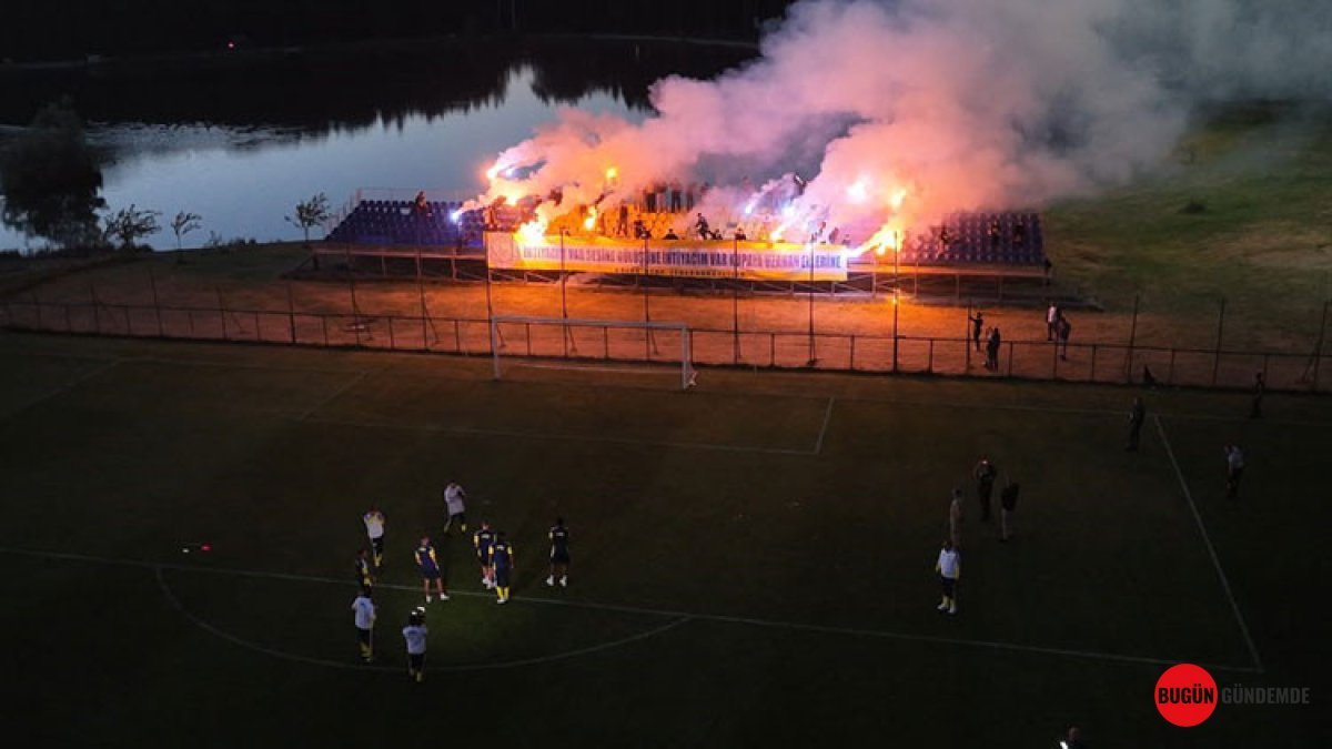 Fenerbahçe'nin Yıldızlarına Düzce'de Duygusal Gece: Meşaleler ve Pankartlarla Coştular!