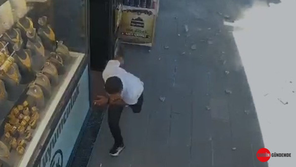 Gökten Ölüm Yağdı: Binadan Kopan Betonlar Yolda Yürüyenleri Neredeyse Ezebilecekti!