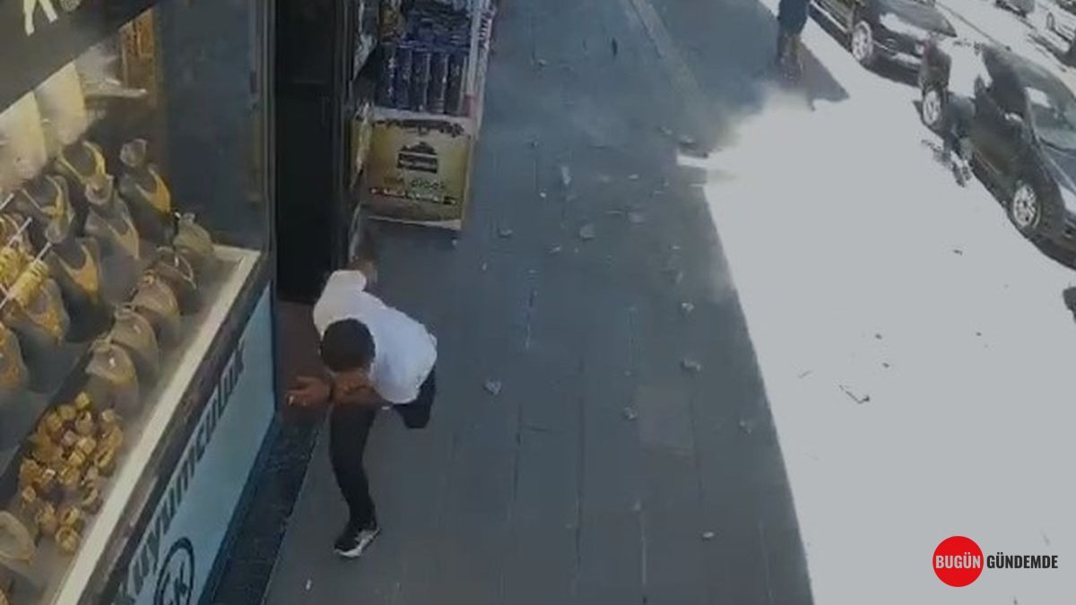 Van'da Nefes Kesen Anlar: Beton Kütleleri Caddeye Uçtu, Kurtuluş Saniyelerle Yaşandı!