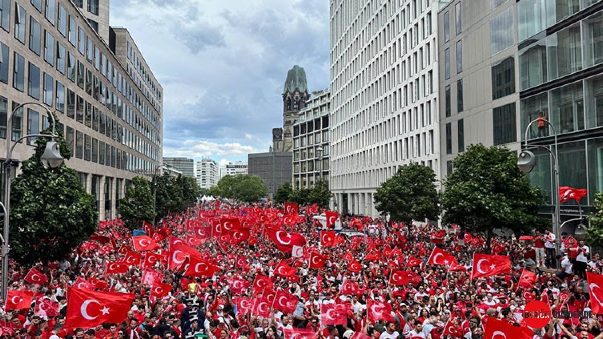 Vancouver Kırmızı-Beyaza Büründü: Ay-Yıldızlılar Sahaya Çıkmadan Kükrüyor! Dünya Kupası Heyecanı Sokaklara Taştı