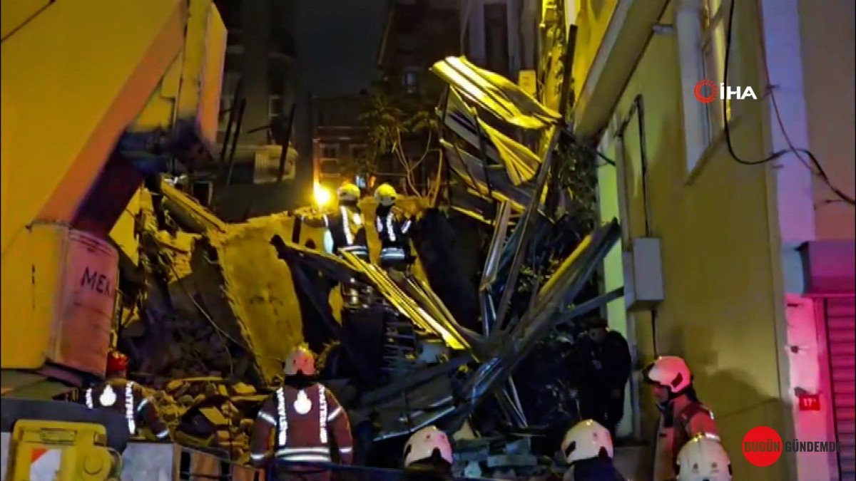 Beyoğlu'nda Tarihi Bina Yerle Bir Oldu: O Anlar Kamerada!