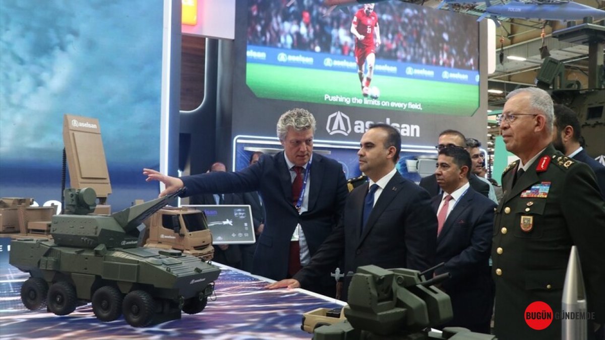 Fransa'da Türk İmzası: Bakan Kacır Eurosatory'de Milli Güçleri Sahneledi! Defans Sanayii Yeni Bir Devreye Giriyor mu?