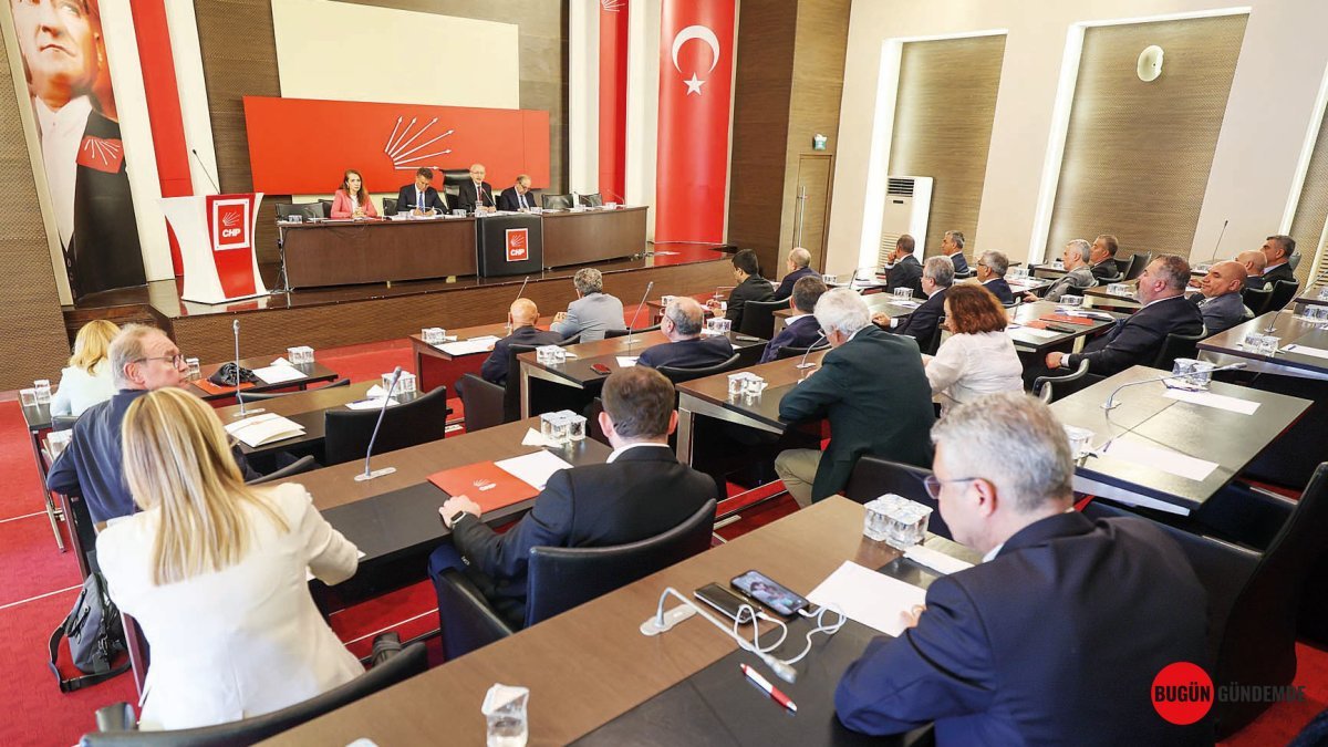 CHP'de Kritik Hamleler ve İstifa Depremi: Kurultay Satrancında Yeni Perde Açılıyor!