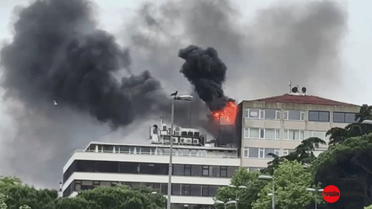 Beyoğlu'nda Bina Çatısı Alevlere Teslim: Bacadan Başlayan Yangın Nefesleri Kesti!
