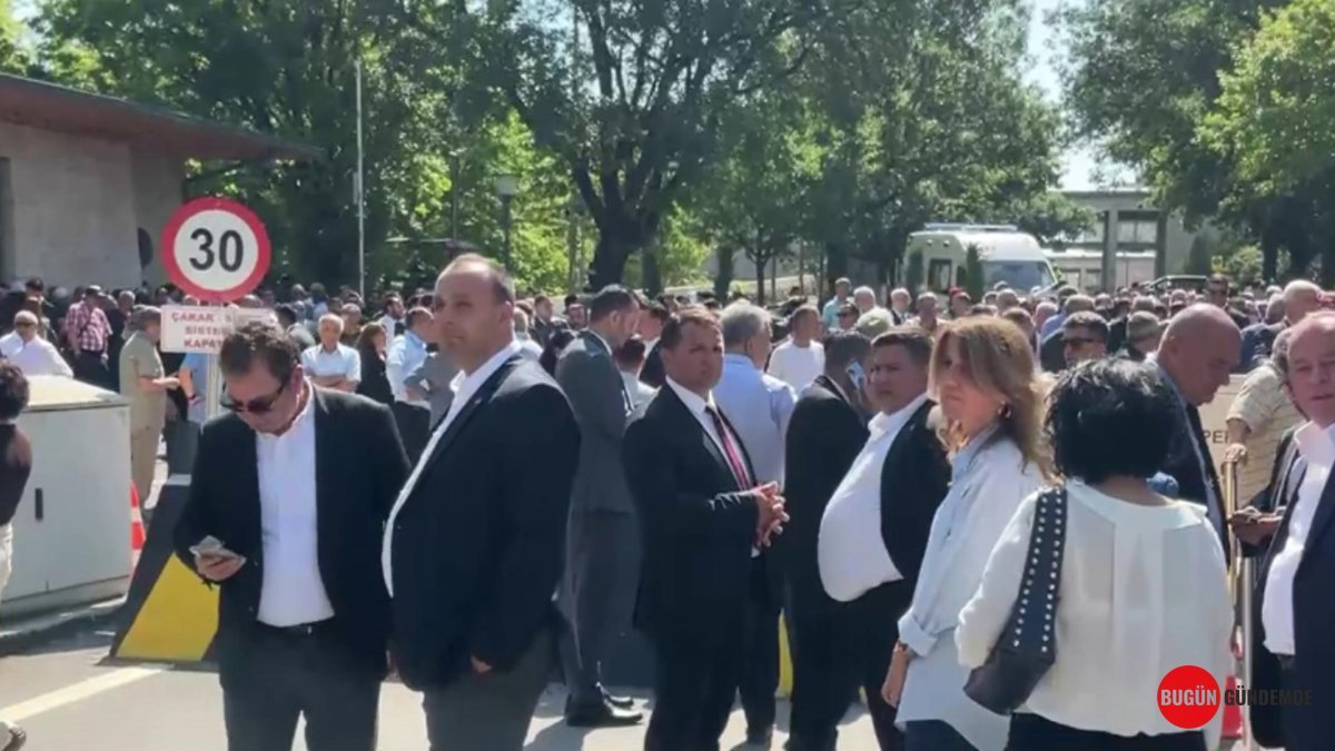 CHP'de Kılıçdaroğlu-Özgür Özel Krizi Büyüyor! Meclis Önünde Arbede Yaşandı, Güvenlik Zirvede!