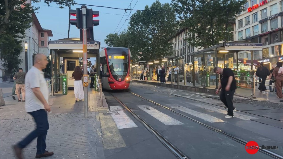 İstanbul'da Tramvay Faciası: Raylara Düşen Minik Muhammed'in Hayatı Karıştı