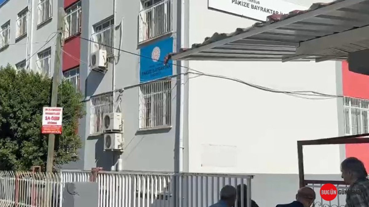 Okul Bahçesinde Tüyler Ürperten Keşif: İlkokullu Çocuğun Çantasından Ruhsatlı Silah Çıktı! Babanın İfadesi Şoke Etti