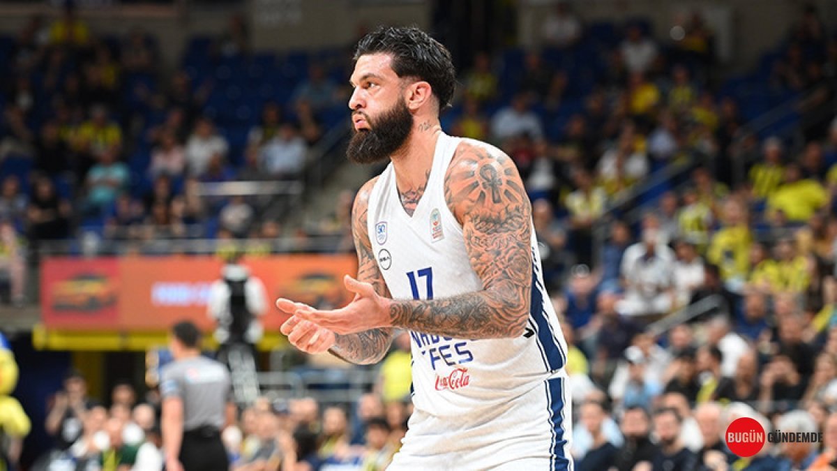 EuroLeague Devi Anadolu Efes'te Büyük Ayrılık: Vincent Poirier'e Veda Edildi!