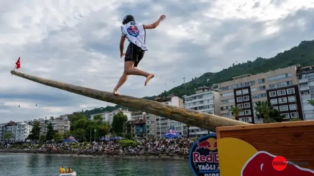 Ordu'da Yağlı Direk Rekabeti Nefes Kesti: Tarihi Bayram Coşkusu Dev Bir Şölene Dönüştü!