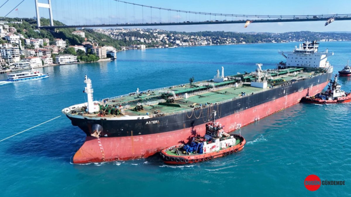 Karadeniz'deki Gerilim Boğaz'a Taştı: İnsansız Saldırıya Uğrayan Tankerin İstanbul Geçişi!