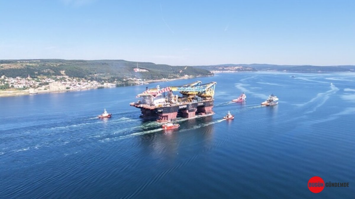 Dev Vinç Gemisi Boğaz'ı Salladı! Dünyanın Üçüncü Büyüğü Çanakkale'den Görülmemiş Bir Manzarayla Geçti