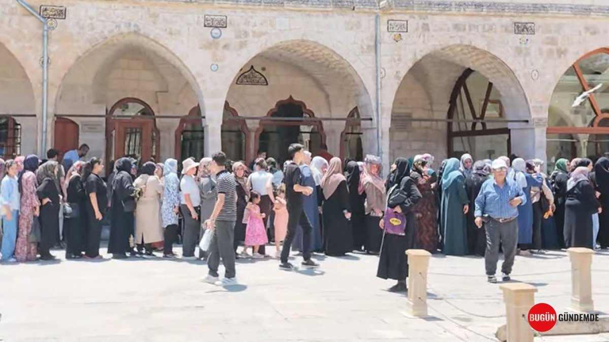 LGS Heyecanı Balıklıgöl'de Dini Yoğunluğa Yol Açtı: Öğrencilerden Tarihi Makama Akın!