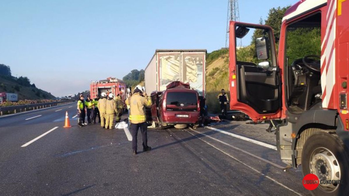 Kuzey Marmara Otoyolu'nda Kan Donduran Kaza: TIR'a Arkadan Çarpan Araçta 1 Bebek 2 Yetişkin Can Verdi!